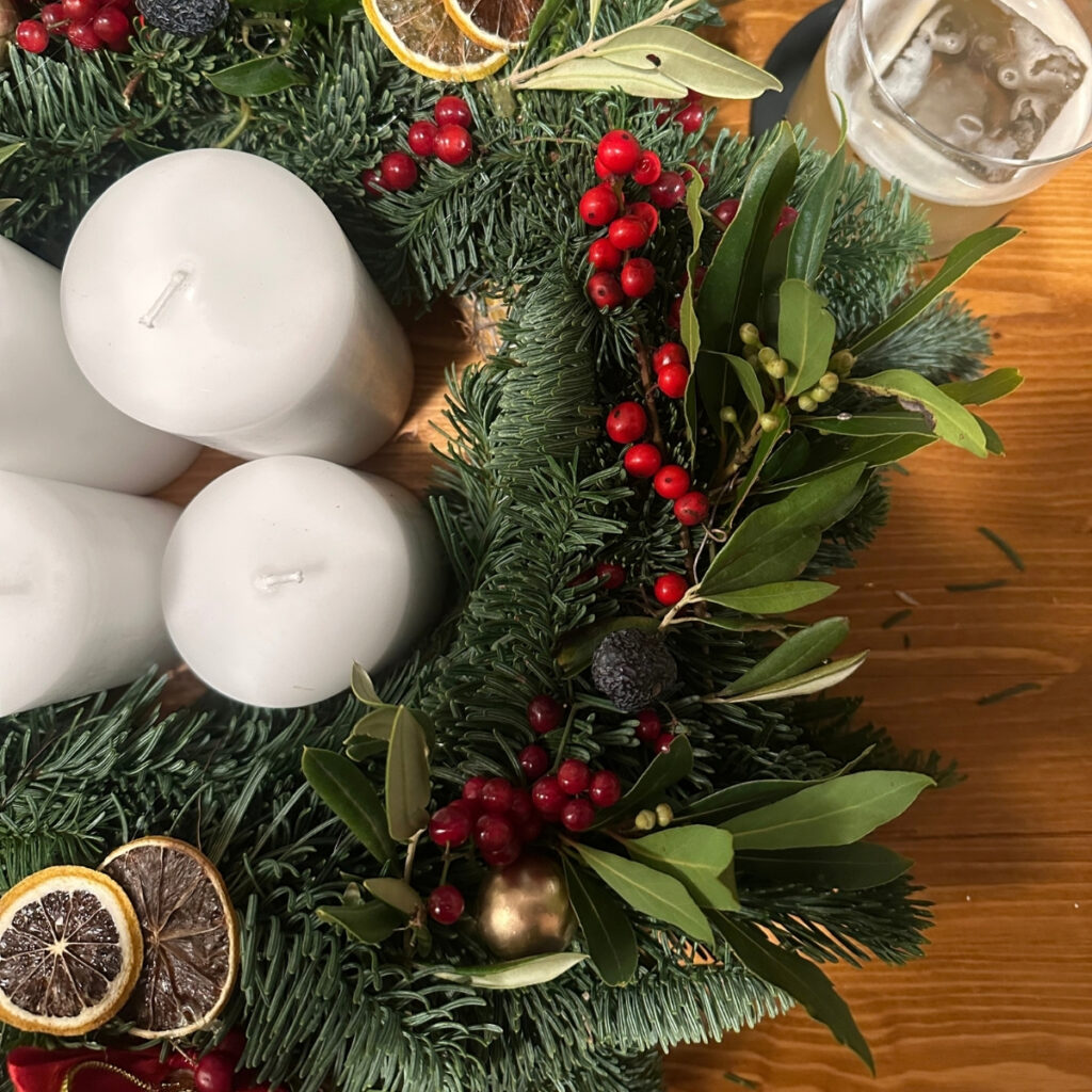 Radionica adventskog vijenca u Zadru – stolni vijenac sa svijećama, zelenim granama i blagdanskim dekoracijama