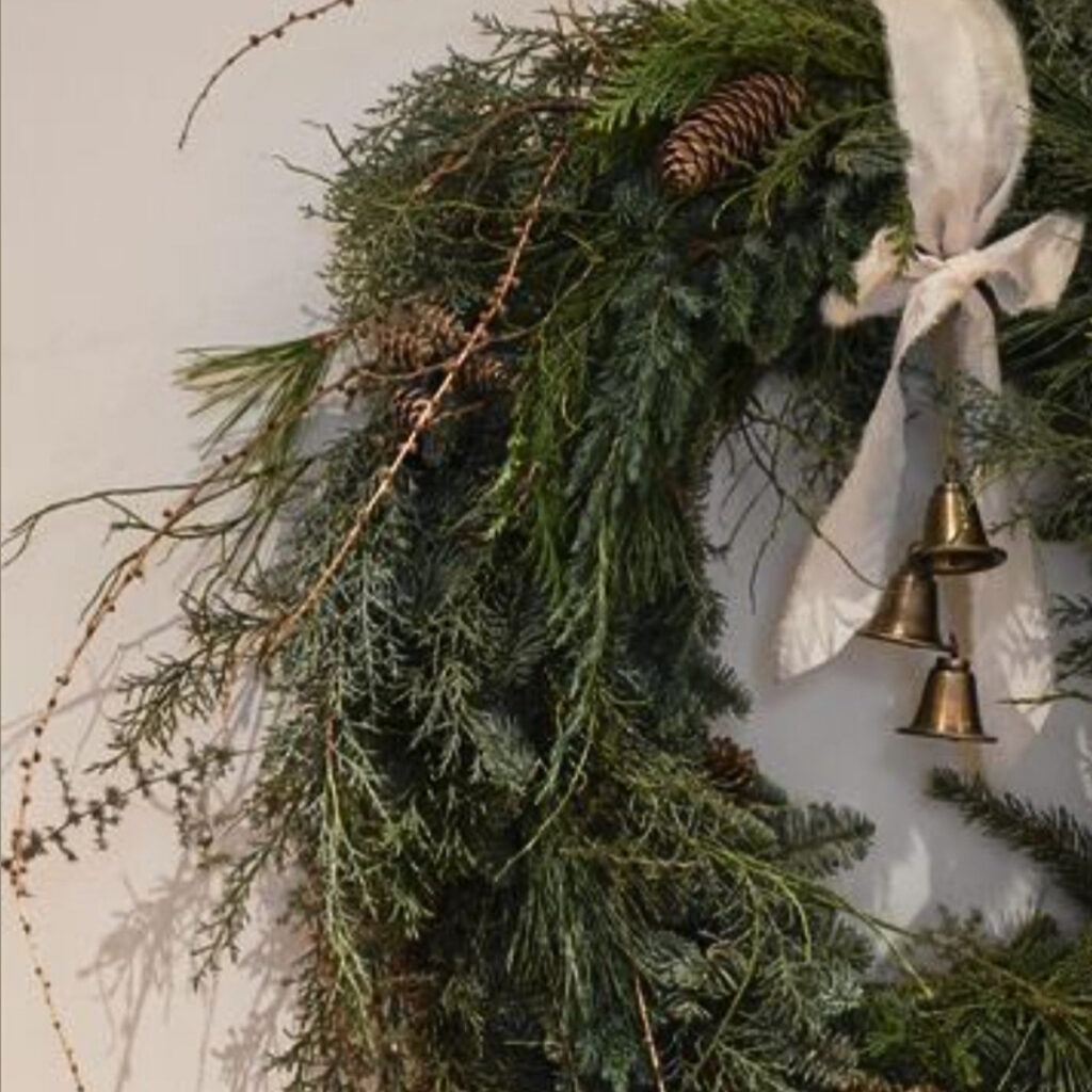 Radionica adventskih vijenaca Zadar, adventski vijenac od zimzelenih grana s bijelom vrpcom i zvončićima, Floral Studio x Plant Olive